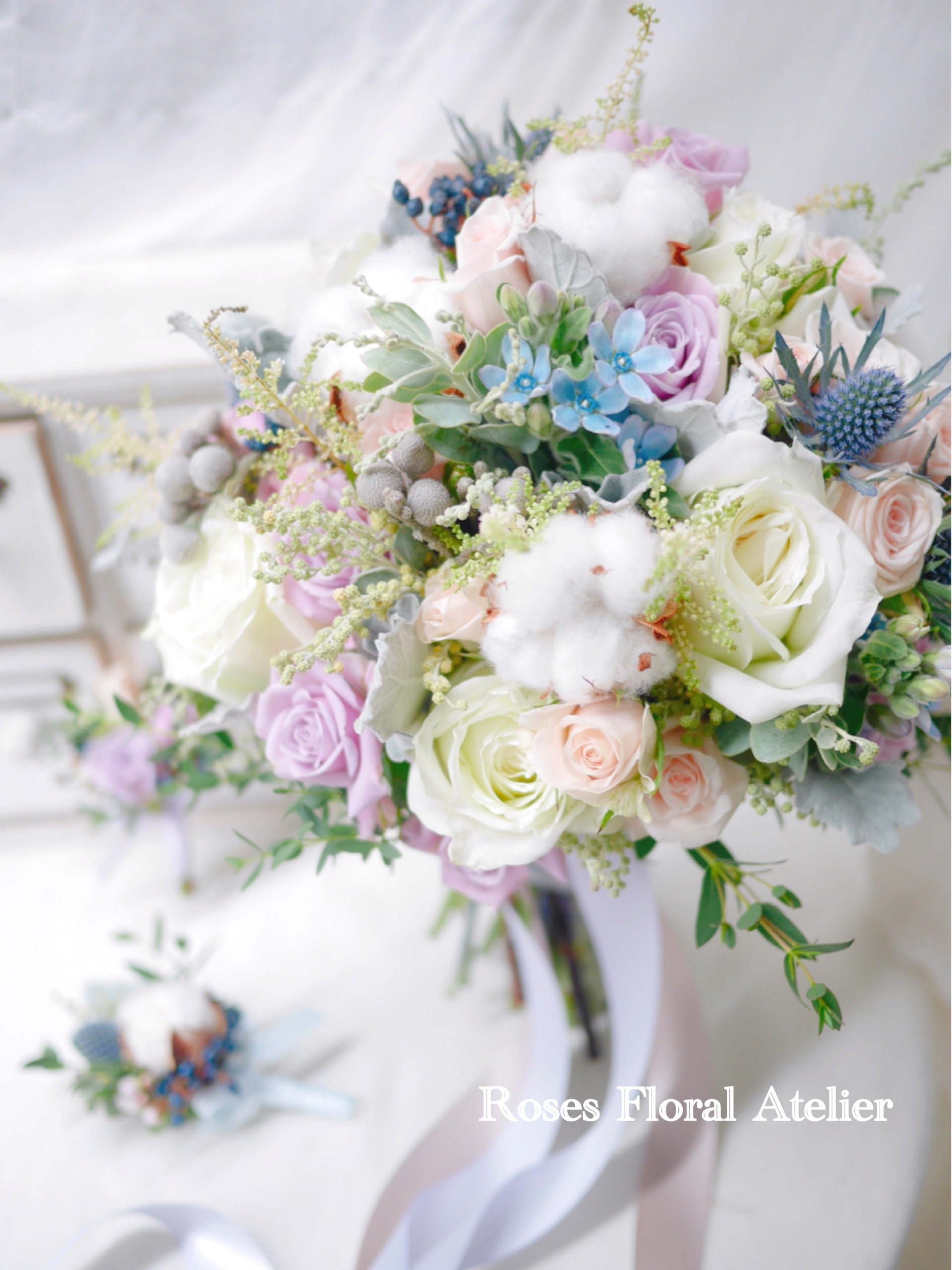 White roses with cotton 白玫瑰，棉花花球