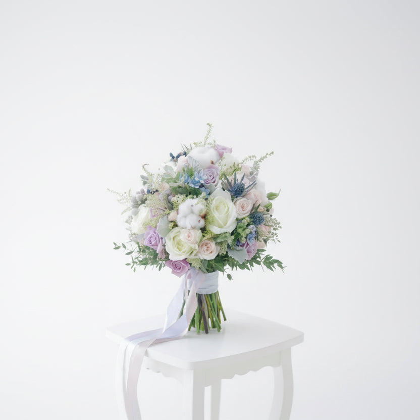 White roses with cotton 白玫瑰，棉花花球