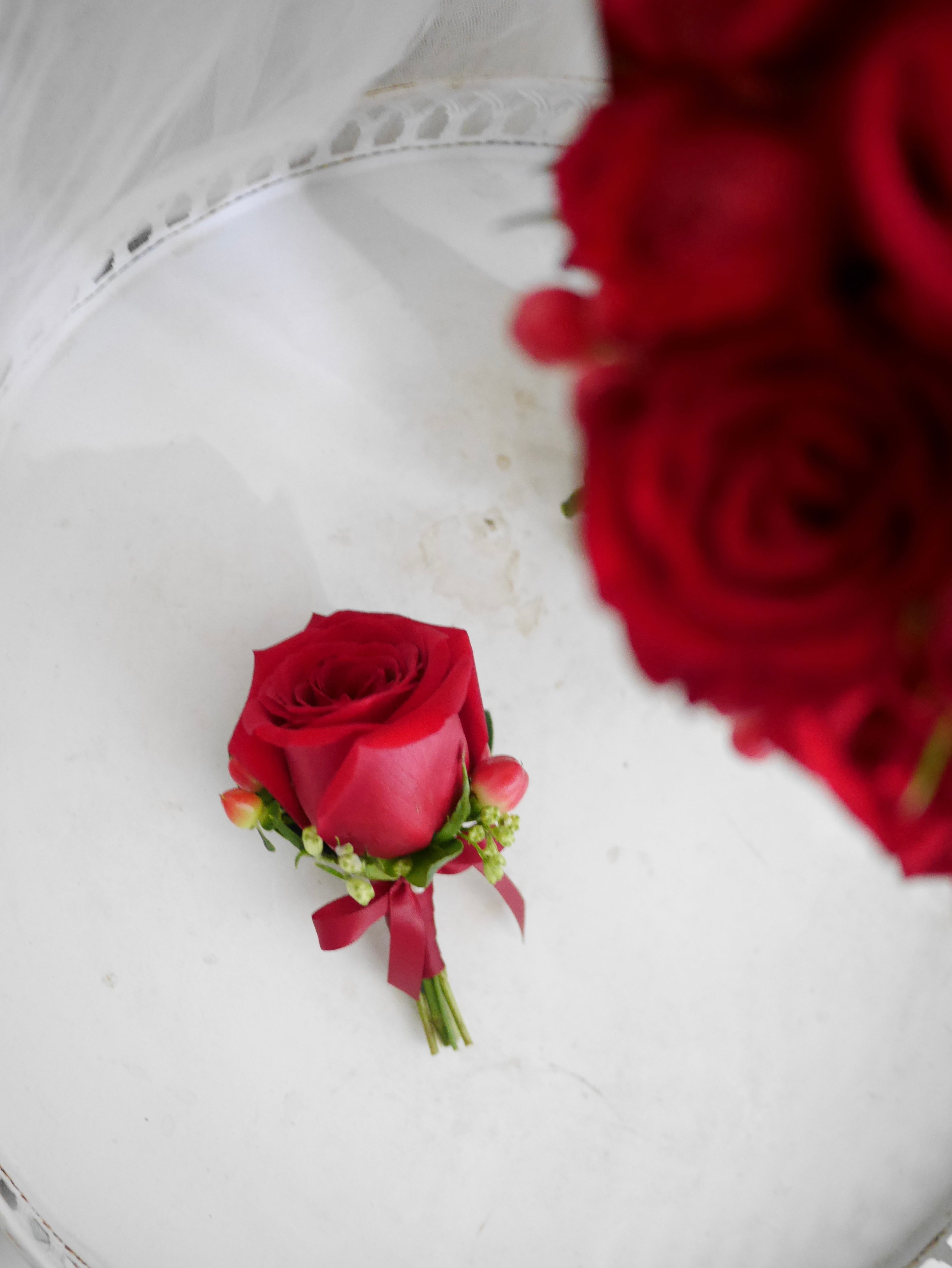 Red wedding bouquet 紅色花球
