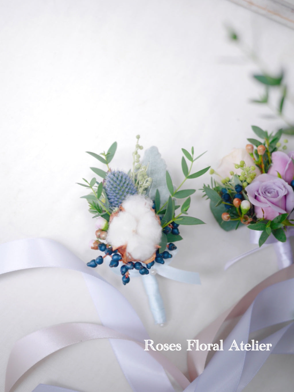 White roses with cotton 白玫瑰，棉花花球