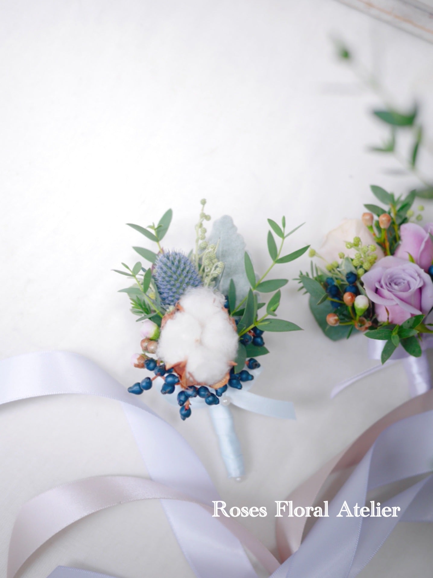 White roses with cotton 白玫瑰，棉花花球